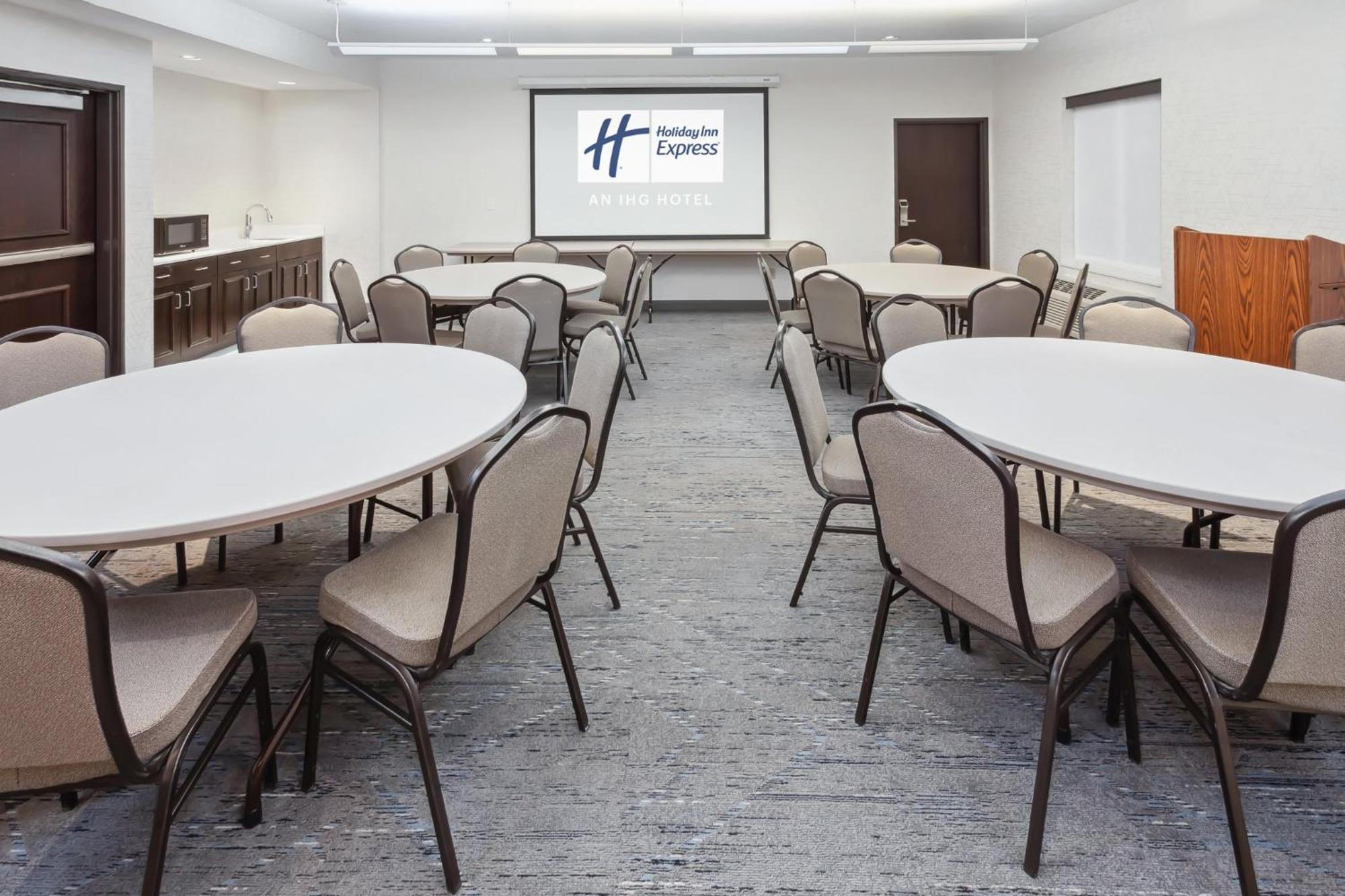 Express Pekin - Peoria Area By Ihg Hotel 2*